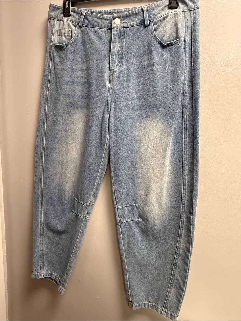 NWOT (Brand New) Light Blue Distressed Women’s Cropped Barrel Jeans/34-35 Waist